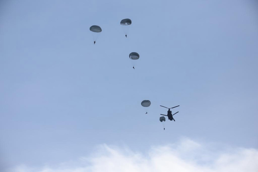 Στο Κέντρο Εκπαίδευσης Ειδικών Δυνάμεων ο Φλώρος, συμμετείχε σε άσκηση αλεξιπτωτιστών - Βίντεο