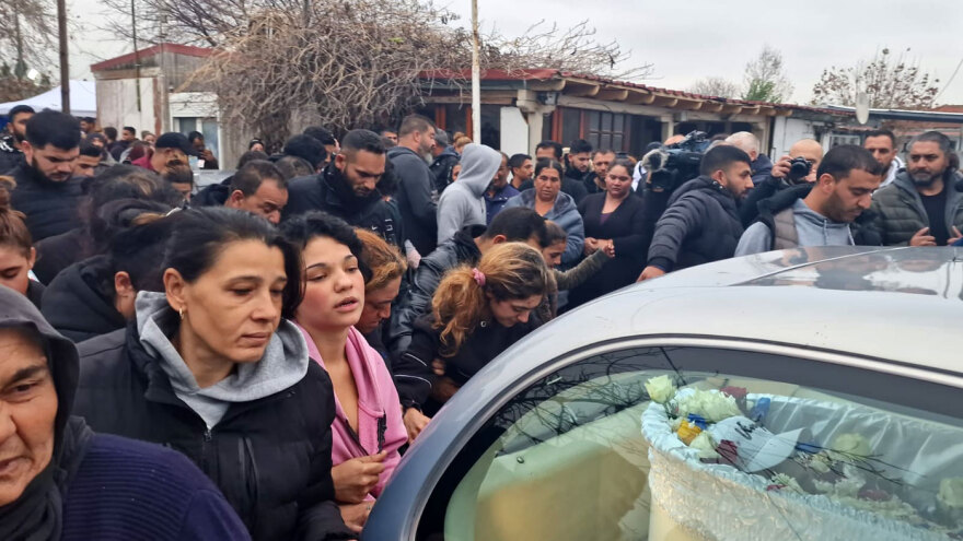 Αυτή την ώρα η κηδεία του 16χρονου Ρομά - Σε επιφυλακή η ΕΛΑΣ