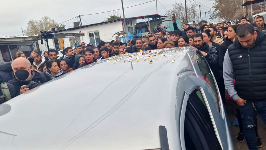 Αυτή την ώρα η κηδεία του 16χρονου Ρομά - Σε επιφυλακή η ΕΛΑΣ