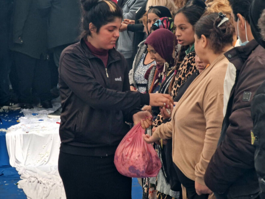 Αυτή την ώρα η κηδεία του 16χρονου Ρομά - Σε επιφυλακή η ΕΛΑΣ