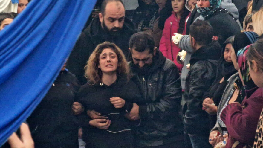 Αυτή την ώρα η κηδεία του 16χρονου Ρομά - Σε επιφυλακή η ΕΛΑΣ