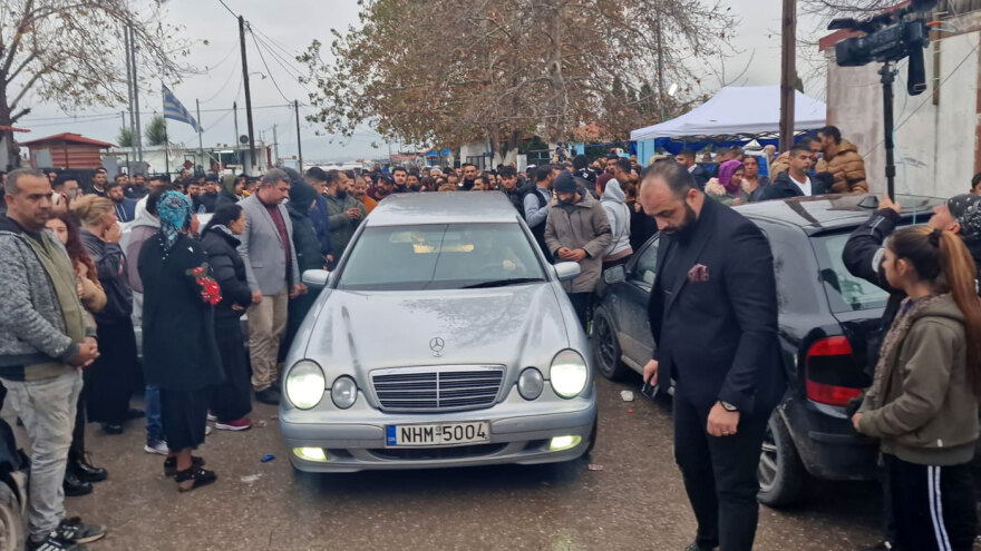 Αυτή την ώρα η κηδεία του 16χρονου Ρομά - Σε επιφυλακή η ΕΛΑΣ