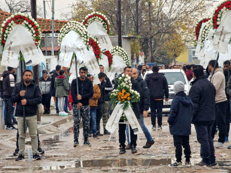 Αυτή την ώρα η κηδεία του 16χρονου Ρομά - Σε επιφυλακή η ΕΛΑΣ