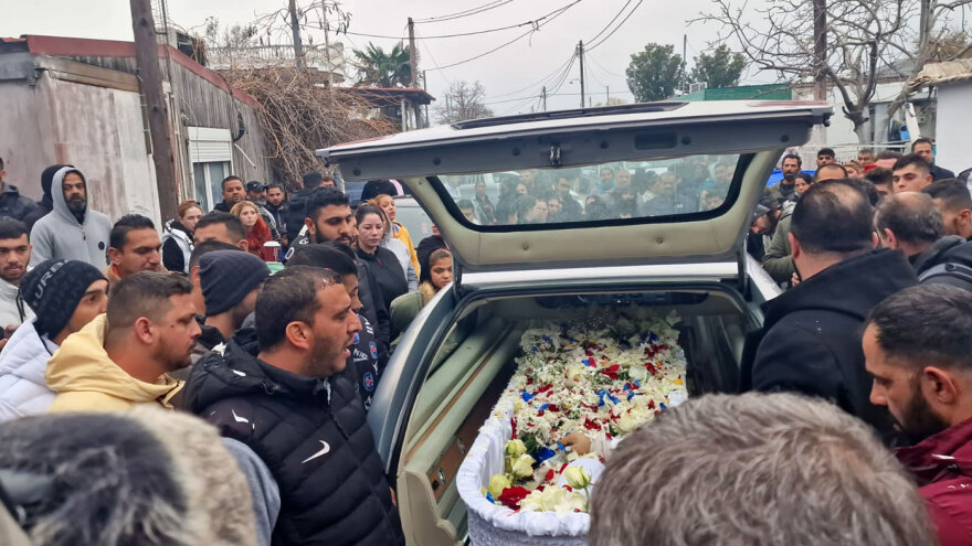 Αυτή την ώρα η κηδεία του 16χρονου Ρομά - Σε επιφυλακή η ΕΛΑΣ