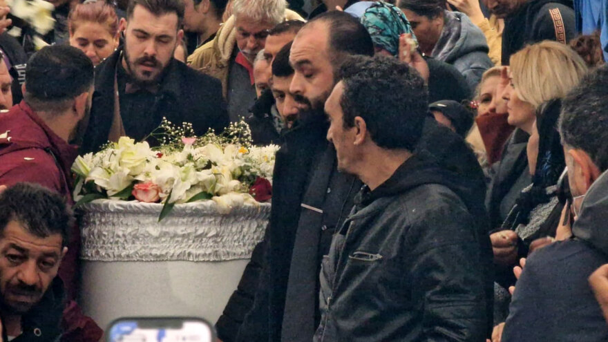 Αυτή την ώρα η κηδεία του 16χρονου Ρομά - Σε επιφυλακή η ΕΛΑΣ