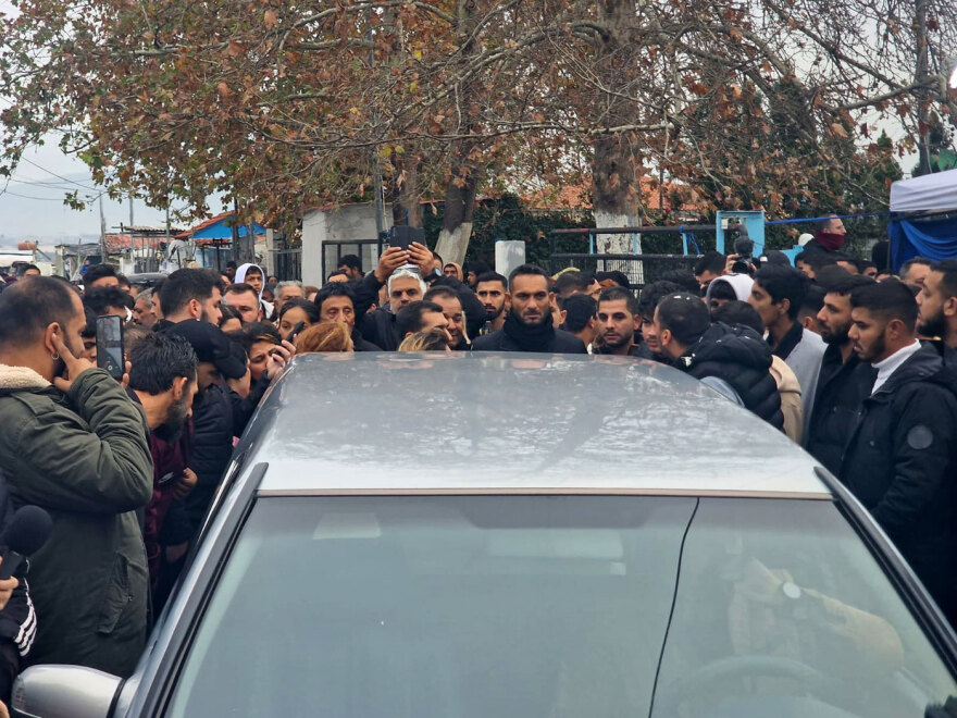 Αυτή την ώρα η κηδεία του 16χρονου Ρομά - Σε επιφυλακή η ΕΛΑΣ