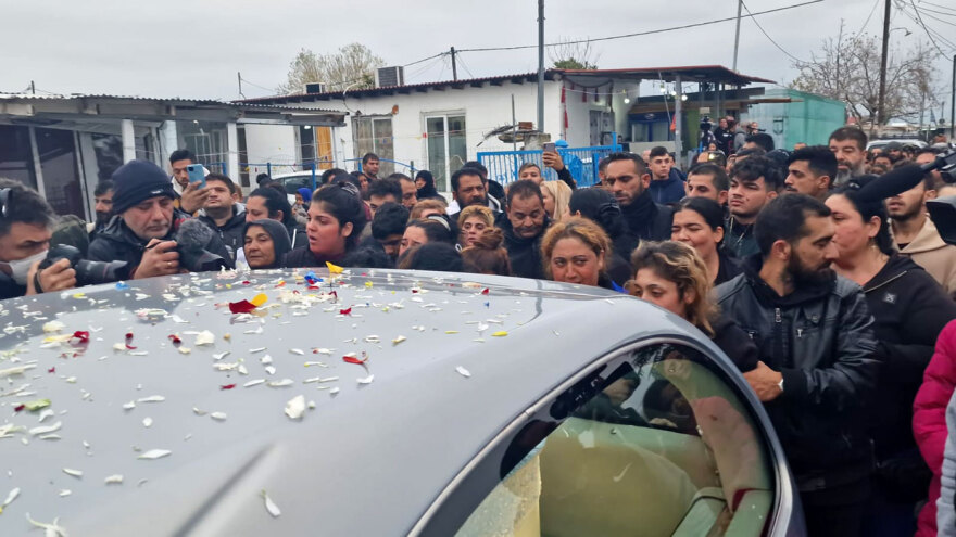 Αυτή την ώρα η κηδεία του 16χρονου Ρομά - Σε επιφυλακή η ΕΛΑΣ