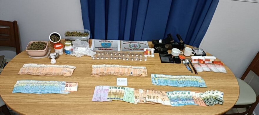 Νέα Σμύρνη: 36χρονος έκρυβε κοκαΐνη κάτω από το λεβιέ των ταχυτήτων - Δείτε βίντεο