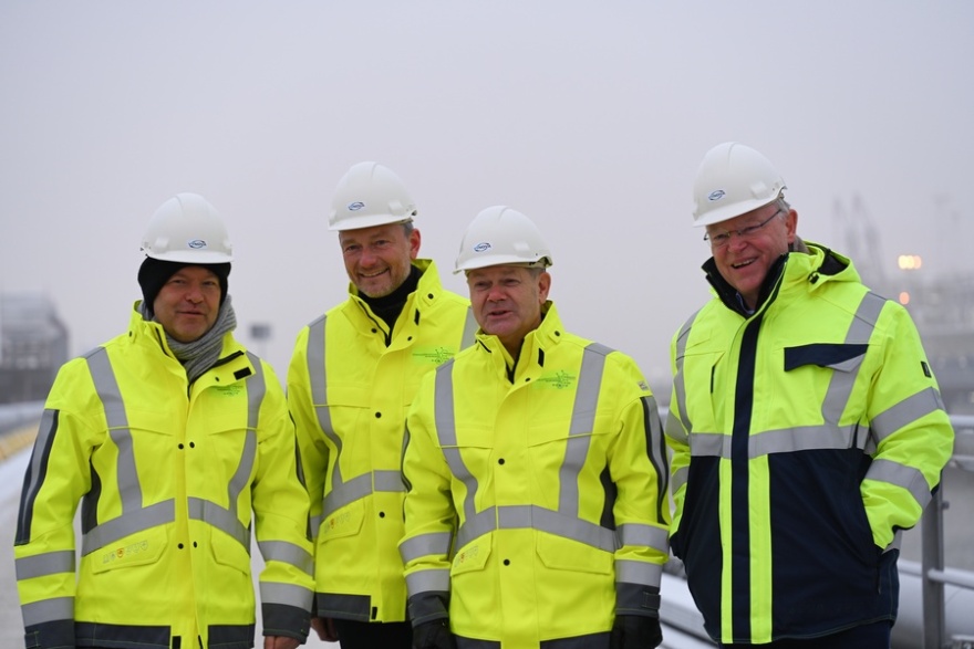 Γερμανία: Εγκαινιάστηκε ο πρώτος τερματικός σταθμός LNG, ένα «βήμα» πιο κοντά στην ενεργειακή ανεξαρτησία (βίντεο)