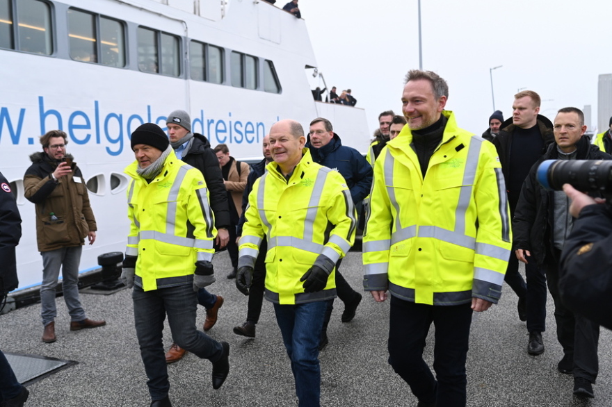 Γερμανία: Εγκαινιάστηκε ο πρώτος τερματικός σταθμός LNG, ένα «βήμα» πιο κοντά στην ενεργειακή ανεξαρτησία (βίντεο)