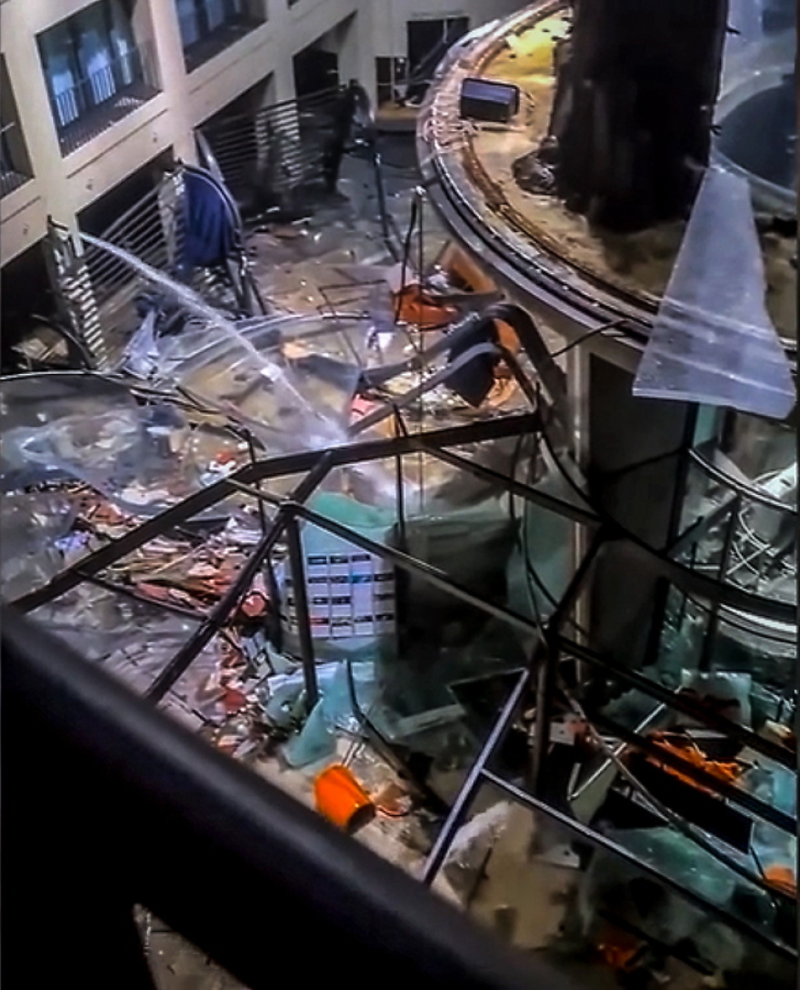 Βερολίνο: Σαν... βόμβα έσκασε το ενυδρείο-κόσμημα του ξενοδοχείου «Radisson Blu»