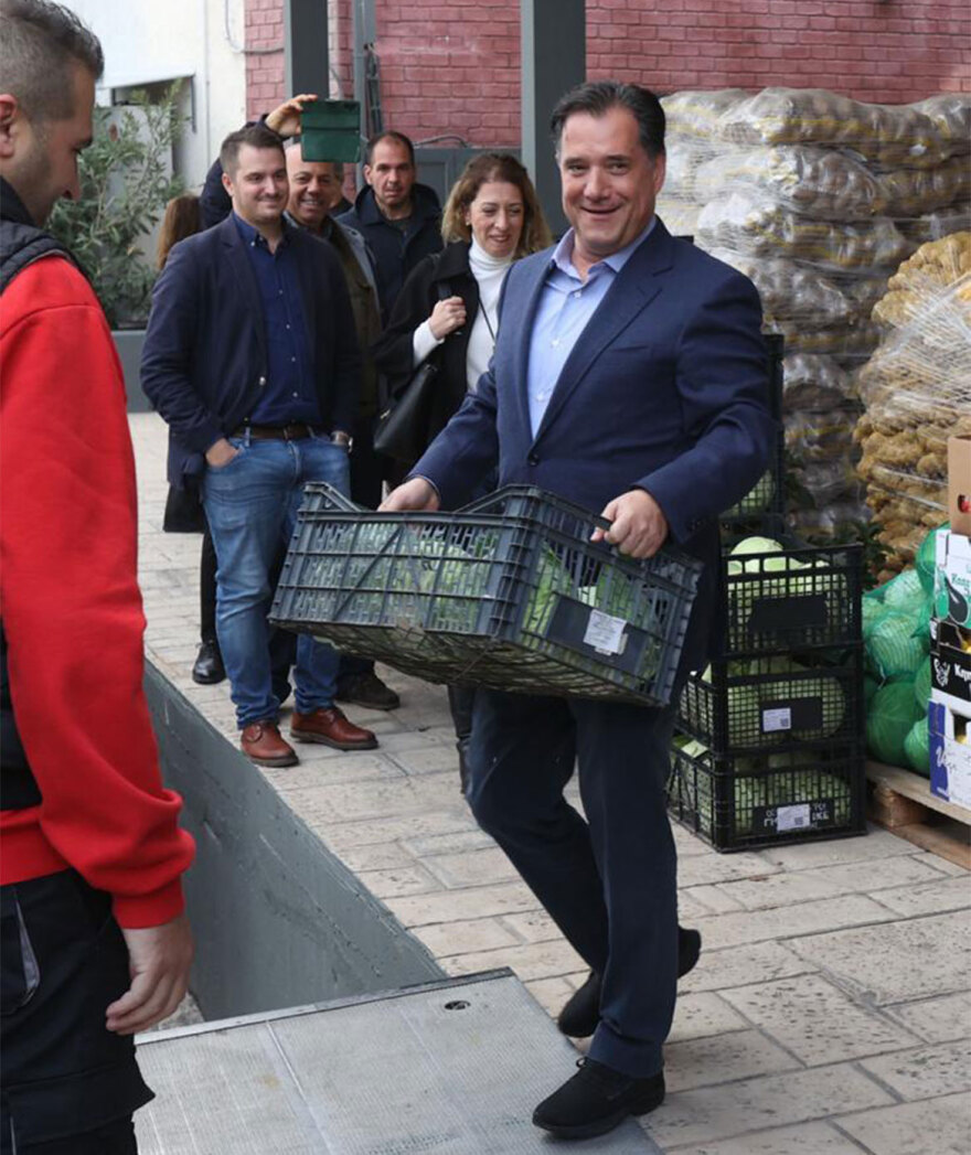 Άδωνις Γεωργιάδης: Πήγε στην Κεντρική Αγορά Ρέντη και βοήθησε στο φόρτωμα! 