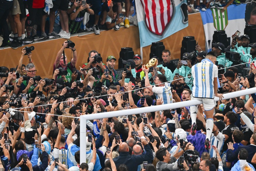 Μουντιάλ 2022: Σήκωσαν τον Μέσι στα χέρια, όπως τον Μαραντόνα το 1986!