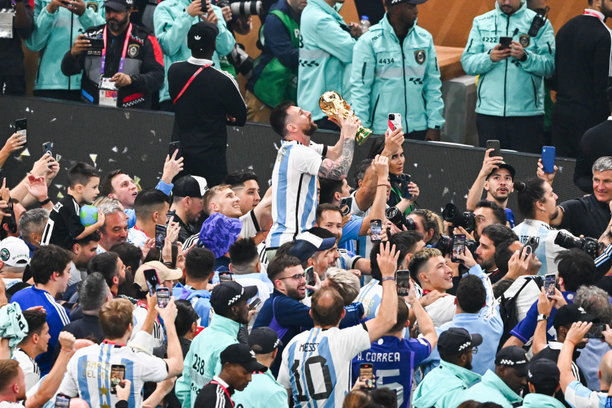 Μουντιάλ 2022: Σήκωσαν τον Μέσι στα χέρια, όπως τον Μαραντόνα το 1986!