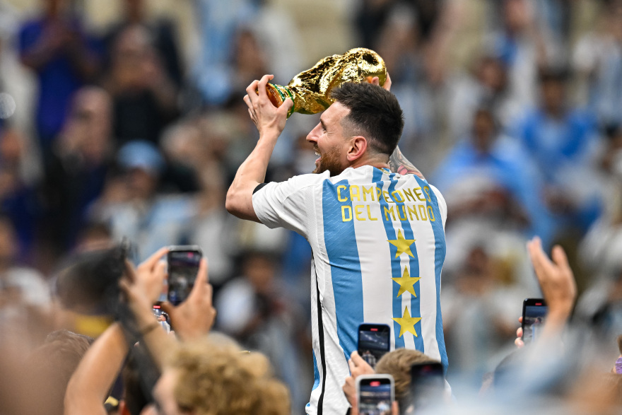 Μουντιάλ 2022: Σήκωσαν τον Μέσι στα χέρια, όπως τον Μαραντόνα το 1986!