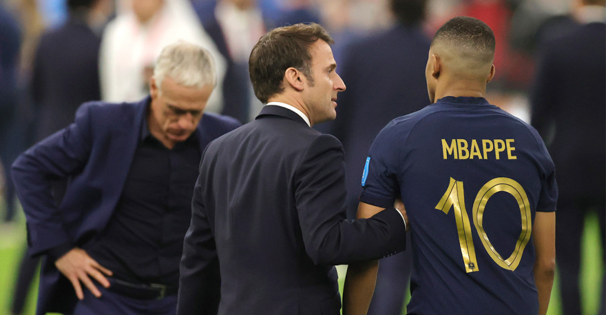 Μουντιάλ 2022: Ο Μακρόν παρηγορεί τον Εμπαπέ - «Οι Μπλε μας έκαναν να ονειρευτούμε»