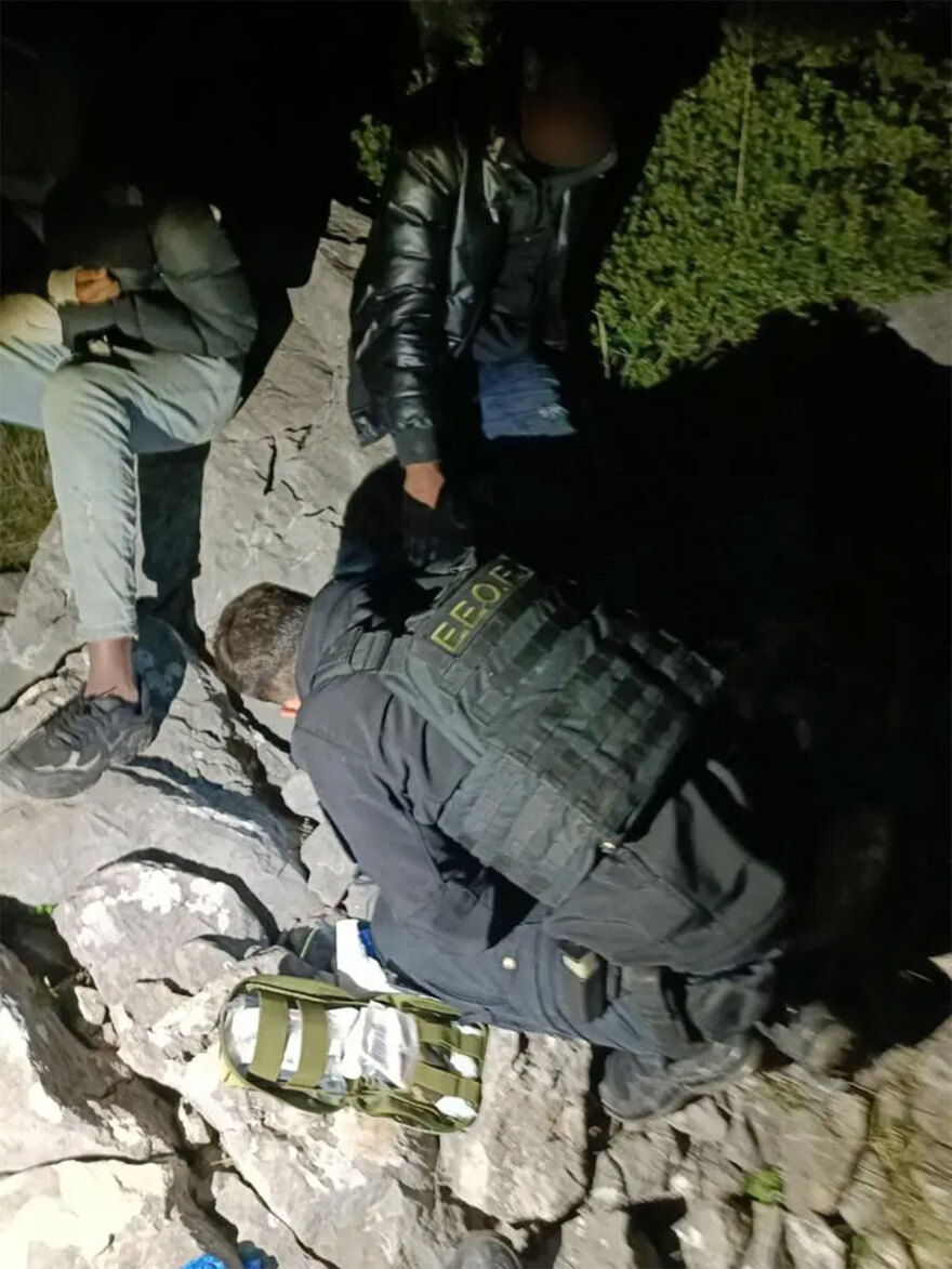 Χίος: Αστυνομικοί έσωσαν παράνομους μετανάστες που είχαν εγκλωβιστεί σε απόκρημνη περιοχή