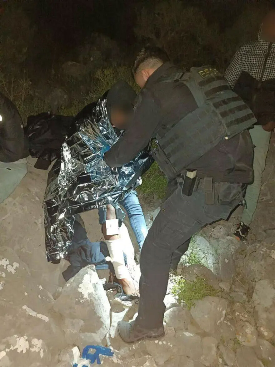 Χίος: Αστυνομικοί έσωσαν παράνομους μετανάστες που είχαν εγκλωβιστεί σε απόκρημνη περιοχή