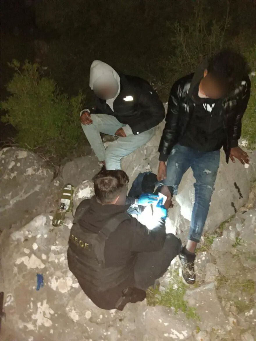 Χίος: Αστυνομικοί έσωσαν παράνομους μετανάστες που είχαν εγκλωβιστεί σε απόκρημνη περιοχή