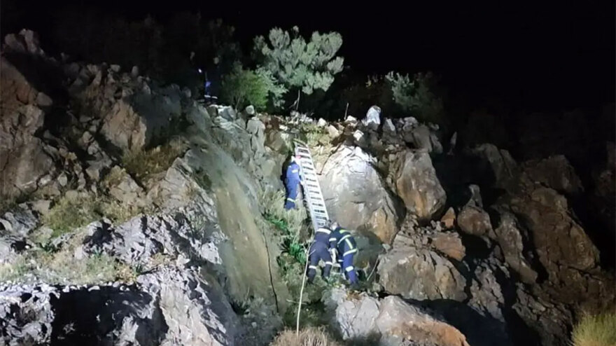 Χίος: Αστυνομικοί έσωσαν παράνομους μετανάστες που είχαν εγκλωβιστεί σε απόκρημνη περιοχή