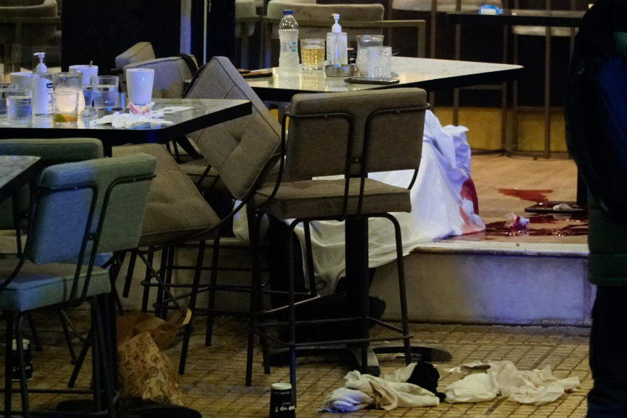 Νέα Σμύρνη: Στον «Ερυθρό Σταυρό» νοσηλεύεται η 31χρονη που τραυματίστηκε από «αδέσποτη» σφαίρα σε μπαρ