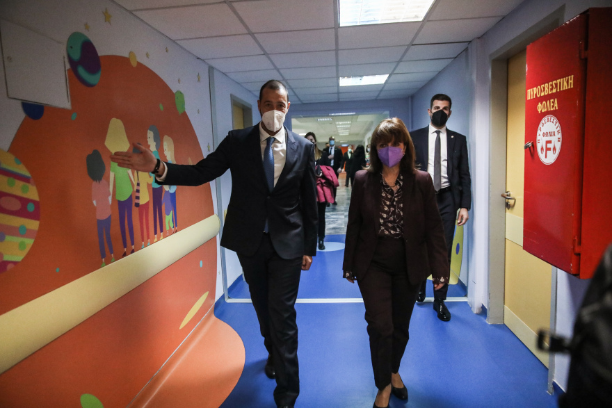 Σακελλαροπούλου: Επίσκεψη στο νοσοκομείο Παίδων «Η Αγία Σόφια» - Πήγε δώρα στα παιδιά