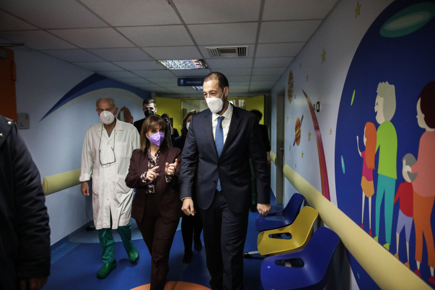 Σακελλαροπούλου: Επίσκεψη στο νοσοκομείο Παίδων «Η Αγία Σόφια» - Πήγε δώρα στα παιδιά