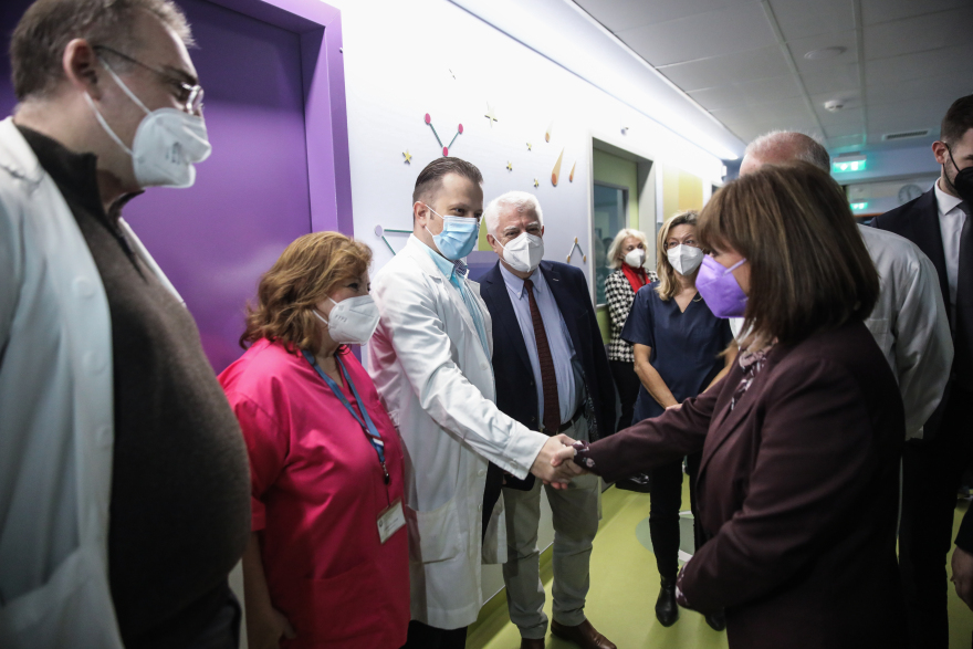 Σακελλαροπούλου: Επίσκεψη στο νοσοκομείο Παίδων «Η Αγία Σόφια» - Πήγε δώρα στα παιδιά