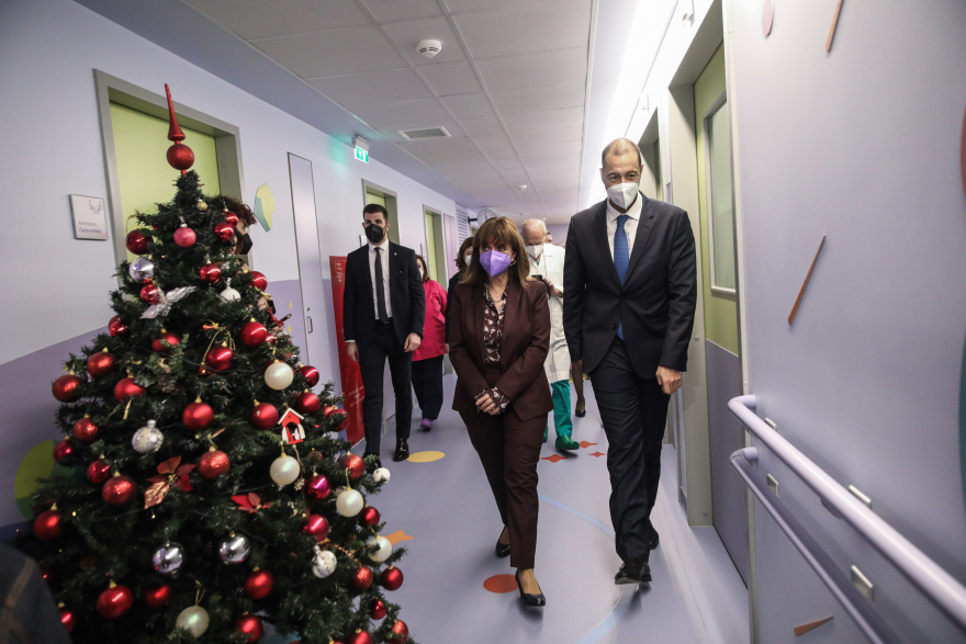 Σακελλαροπούλου: Επίσκεψη στο νοσοκομείο Παίδων «Η Αγία Σόφια» - Πήγε δώρα στα παιδιά