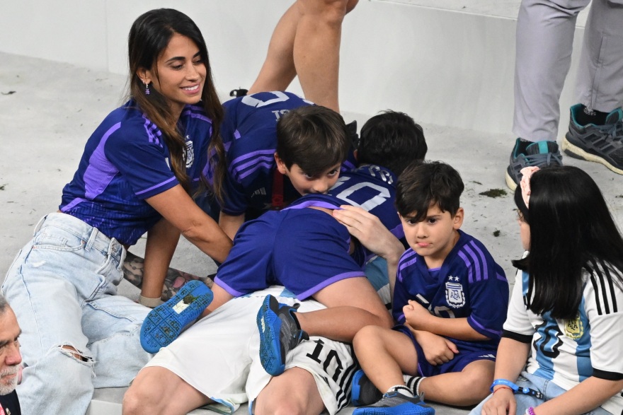 Λιονέλ Μέσι: Πέφτει στην αγκαλιά της οικογένειάς του -«Θέλω να πάω στην Αργεντινή να γίνω μάρτυρας αυτής της τρέλας»