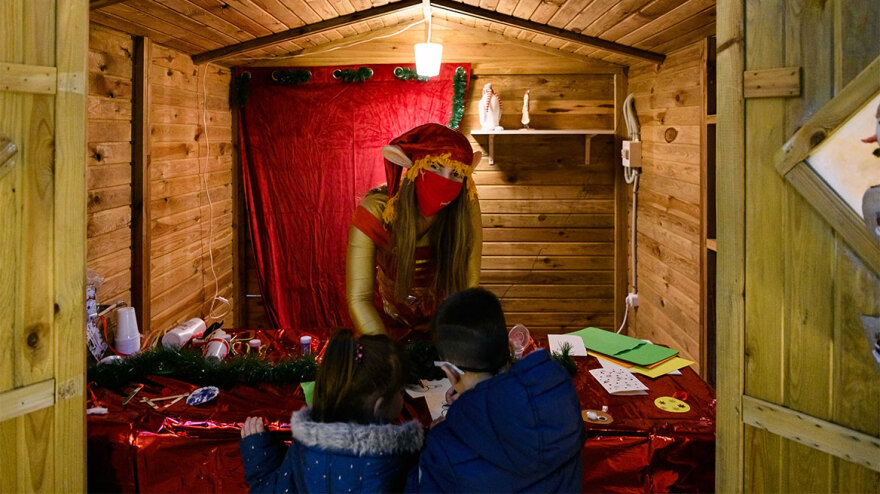 Δέκα γειτονιές της Αθήνας μεταμορφώνονται σε πολύχρωμα Χριστουγεννιάτικα Χωριά