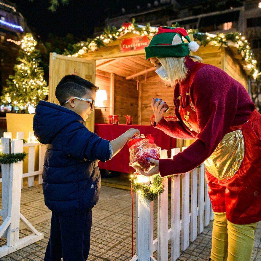 Δέκα γειτονιές της Αθήνας μεταμορφώνονται σε πολύχρωμα Χριστουγεννιάτικα Χωριά