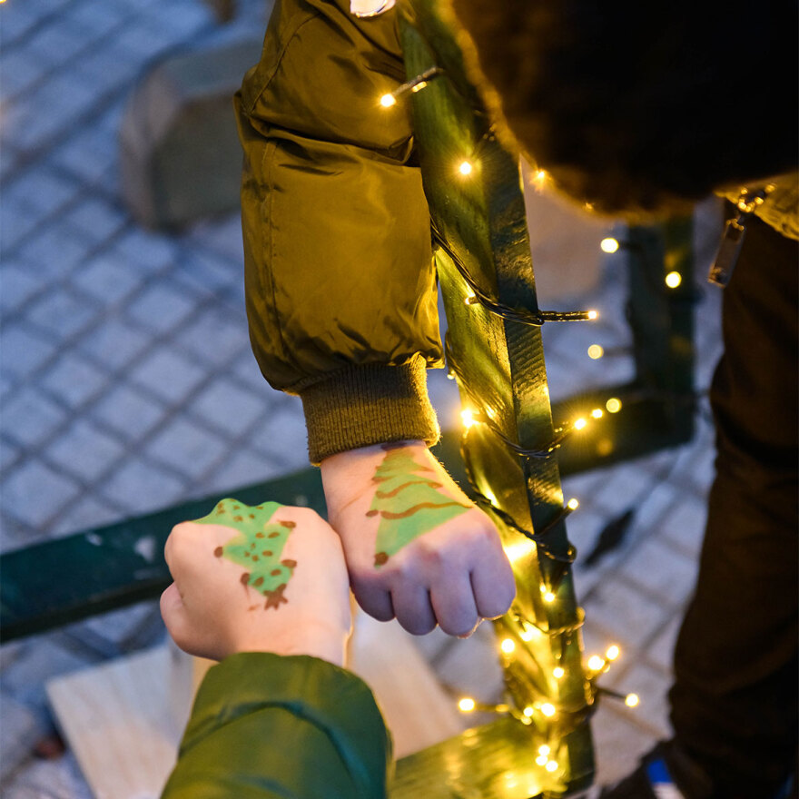 Δέκα γειτονιές της Αθήνας μεταμορφώνονται σε πολύχρωμα Χριστουγεννιάτικα Χωριά