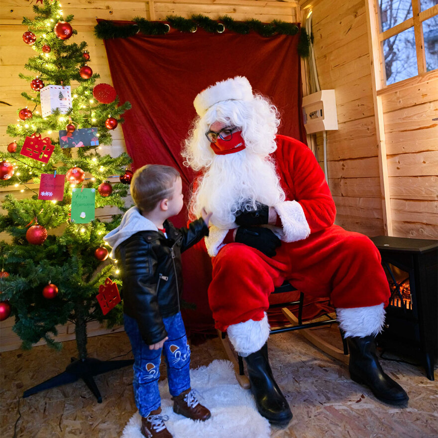 Δέκα γειτονιές της Αθήνας μεταμορφώνονται σε πολύχρωμα Χριστουγεννιάτικα Χωριά