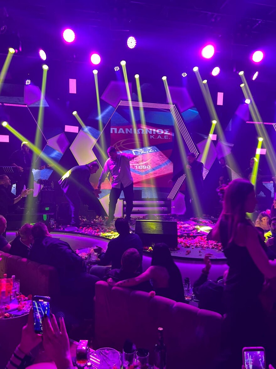 Φάνης Χριστοδούλου: Χόρεψε ζεϊμπέκικο για την «κούπα» του Πανιωνίου - Δείτε βίντεο