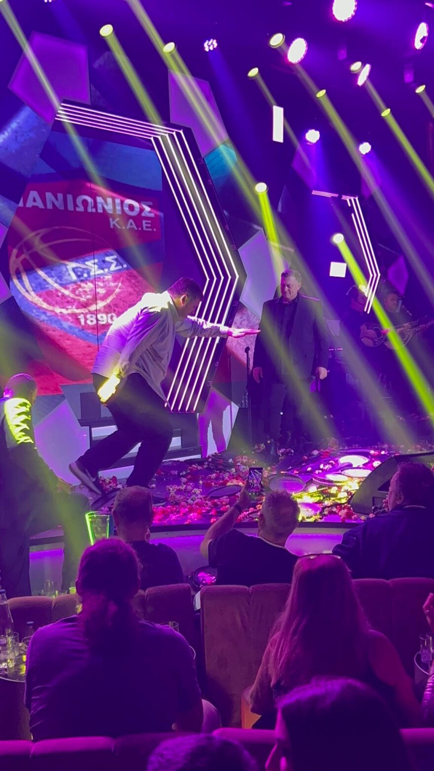 Φάνης Χριστοδούλου: Χόρεψε ζεϊμπέκικο για την «κούπα» του Πανιωνίου - Δείτε βίντεο