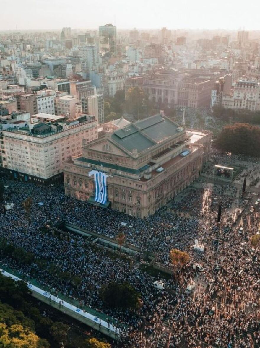 Λιονέλ Μέσι: Η στιγμή που φτάνει στο σπίτι του στο Ροσάριο εν μέσω πανζουρλισμού