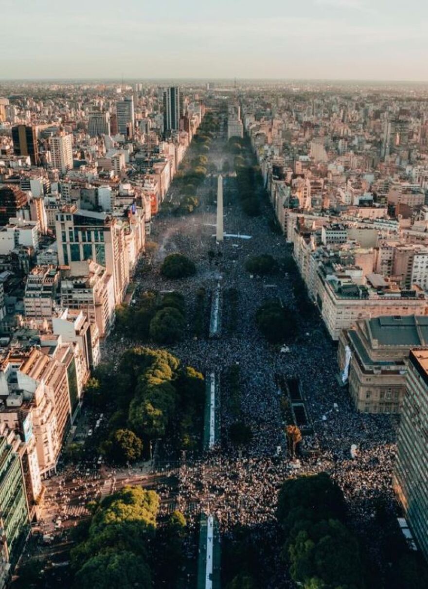 Λιονέλ Μέσι: Η στιγμή που φτάνει στο σπίτι του στο Ροσάριο εν μέσω πανζουρλισμού