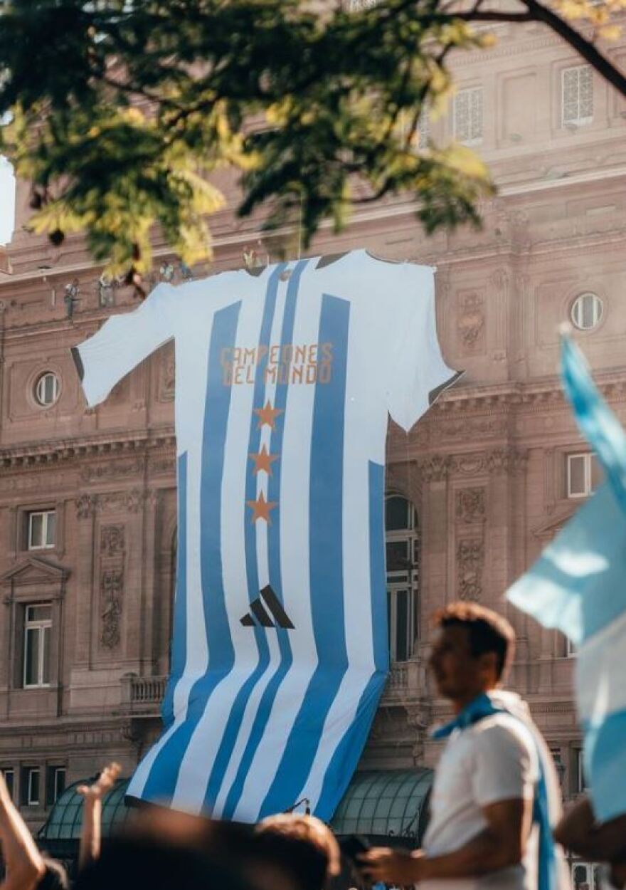 Λιονέλ Μέσι: Η στιγμή που φτάνει στο σπίτι του στο Ροσάριο εν μέσω πανζουρλισμού