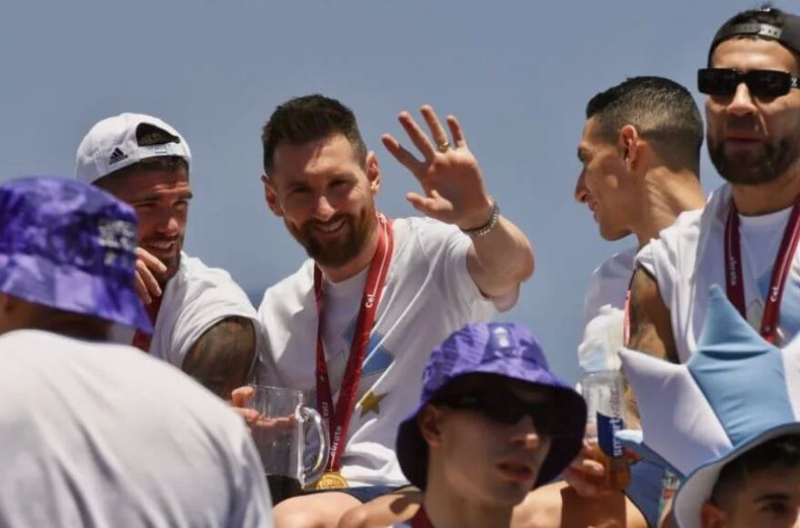 Λιονέλ Μέσι: Η στιγμή που φτάνει στο σπίτι του στο Ροσάριο εν μέσω πανζουρλισμού