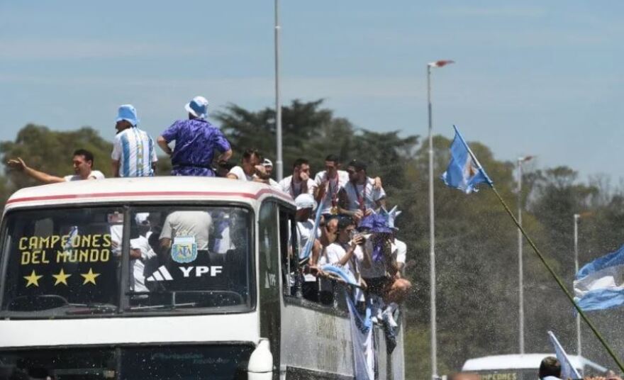 Λιονέλ Μέσι: Η στιγμή που φτάνει στο σπίτι του στο Ροσάριο εν μέσω πανζουρλισμού
