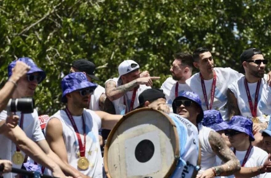 Λιονέλ Μέσι: Η στιγμή που φτάνει στο σπίτι του στο Ροσάριο εν μέσω πανζουρλισμού