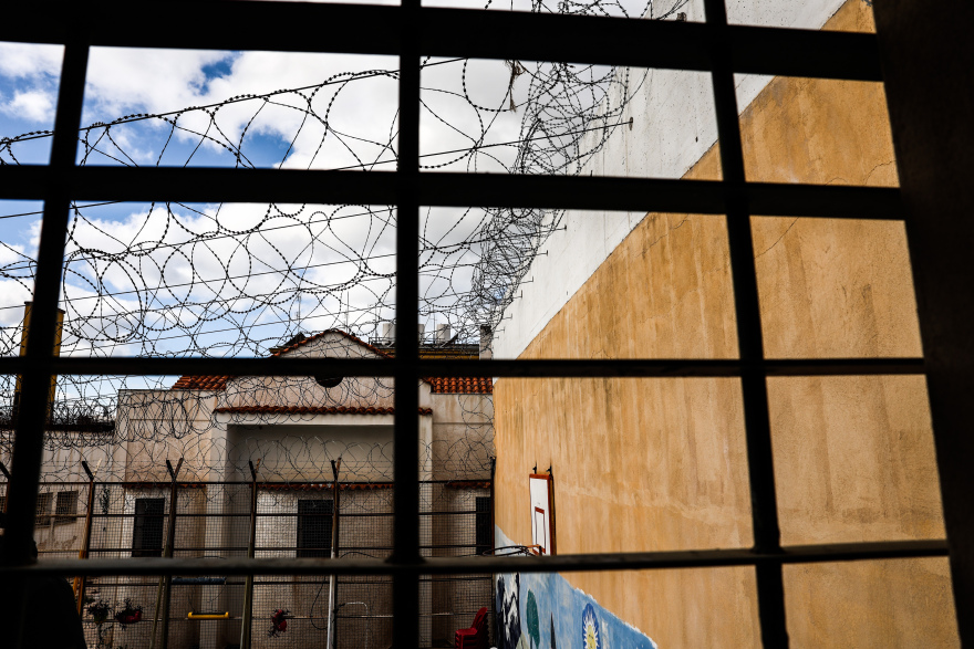 Σακελλαροπούλου: Στις φυλακές Κορυδαλλού η Πρόεδρος της Δημοκρατίας - Άκουσε τα κάλαντα από τη χορωδία των κρατουμένων