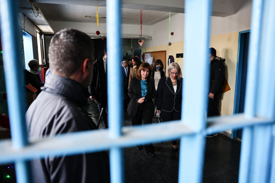 Σακελλαροπούλου: Στις φυλακές Κορυδαλλού η Πρόεδρος της Δημοκρατίας - Άκουσε τα κάλαντα από τη χορωδία των κρατουμένων