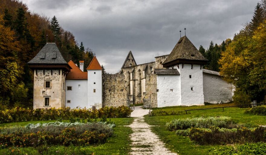 Σλοβενία: Μοναχή καταγγέλλει όργια - «Ο ιερέας με εξανάγκαζε σε τρίο εν ονόματι της Αγίας Τριάδας»