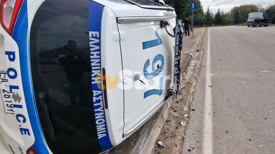 Τροχαίο με τουμπαρισμένο περιπολικό στη Λαμία - Δείτε φωτογραφίες