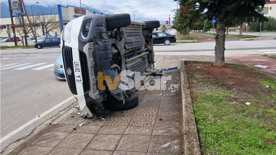 Τροχαίο με τουμπαρισμένο περιπολικό στη Λαμία - Δείτε φωτογραφίες