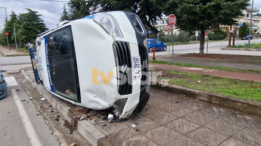 Τροχαίο με τουμπαρισμένο περιπολικό στη Λαμία - Δείτε φωτογραφίες
