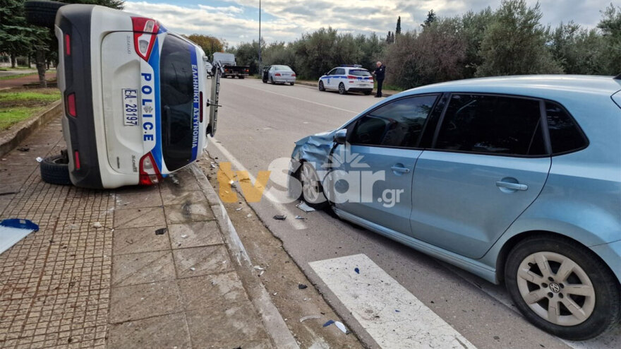 Τροχαίο με τουμπαρισμένο περιπολικό στη Λαμία - Δείτε φωτογραφίες