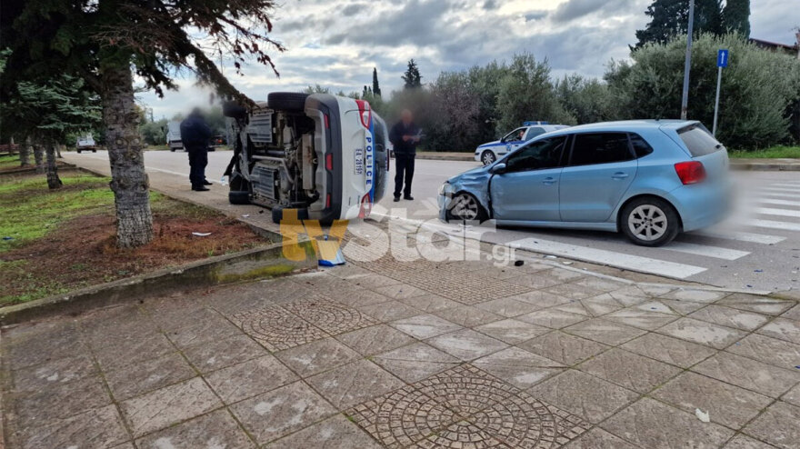 Τροχαίο με τουμπαρισμένο περιπολικό στη Λαμία - Δείτε φωτογραφίες